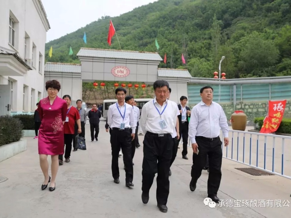 承德市政協(xié)副主席、黨組副書(shū)記柴山帶隊(duì)到承德琢酒視察指導(dǎo)