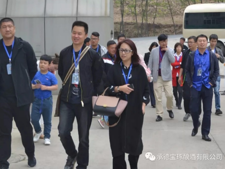 承德市青年企業(yè)家協(xié)會(huì)副會(huì)長(zhǎng)孫利軍攜協(xié)會(huì)領(lǐng)導(dǎo)蒞臨承德琢酒參觀指導(dǎo)