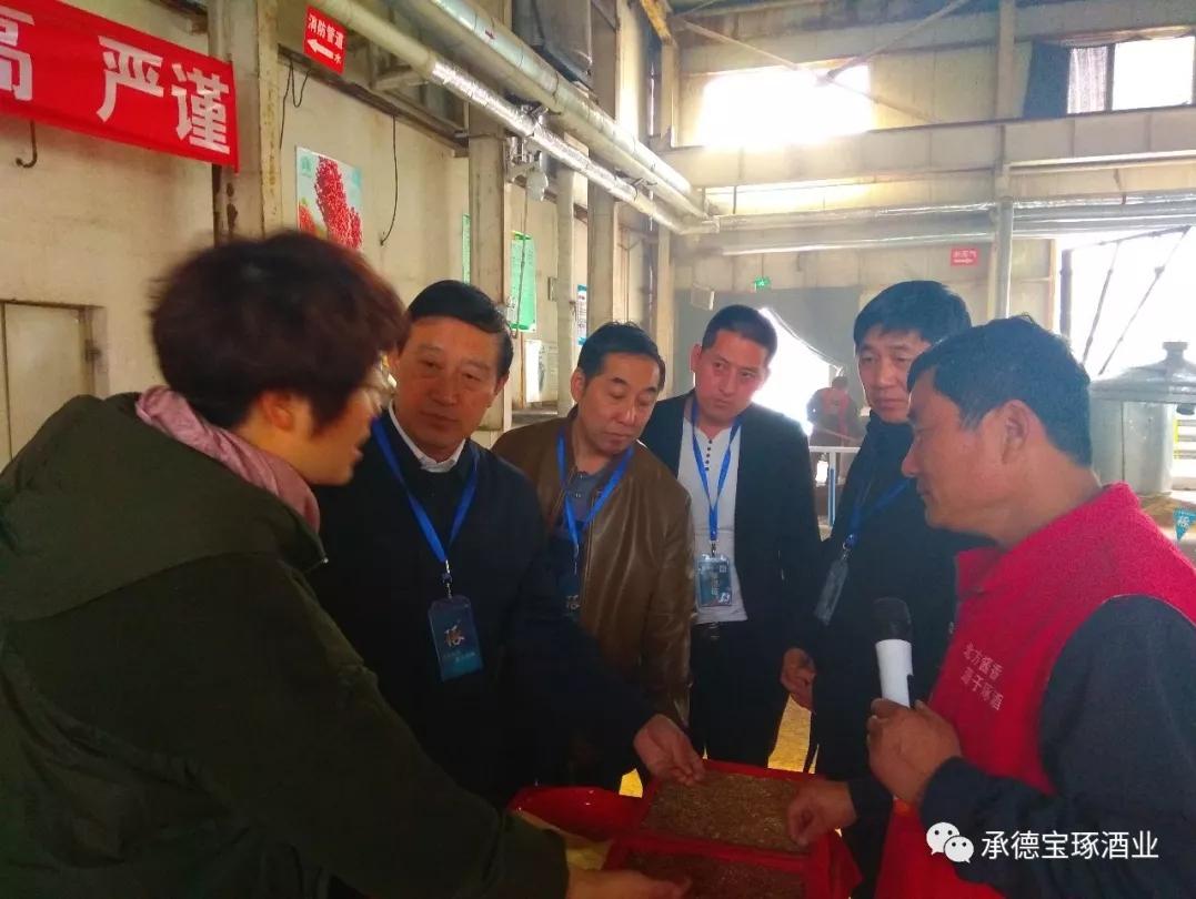 縣人大常委會(huì)副主任、工商聯(lián)主席葛月龍赴承德琢酒調(diào)研生產(chǎn)經(jīng)營情況