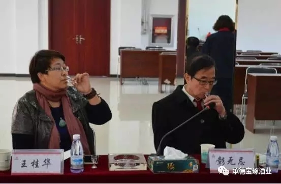 承德市收藏學會領導來承德寶琢酒業(yè)參觀座談