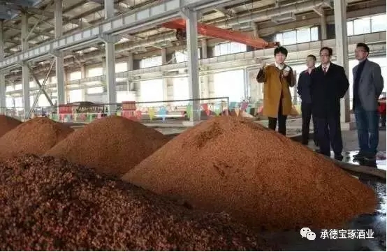 承德市收藏學會領導來承德寶琢酒業(yè)參觀座談