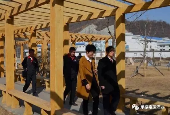 承德市收藏學會領導來承德寶琢酒業(yè)參觀座談