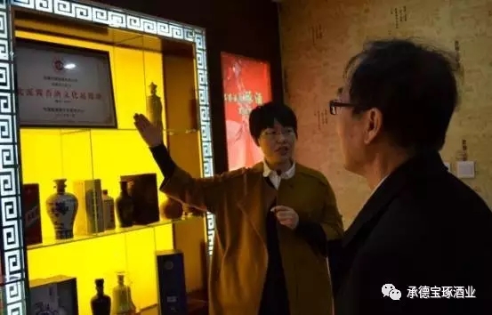 寶琢酒業(yè)經理張雅麗向收藏學會領導闡述琢酒所承載的文化基因