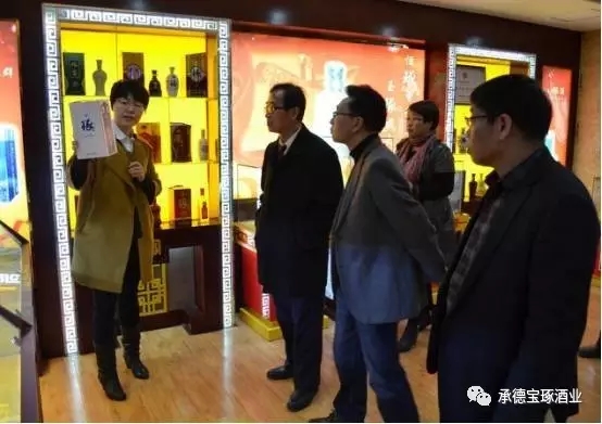寶琢酒業(yè)經理張雅麗向收藏學會領導闡述琢酒所承載的文化基因