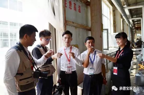 欄目組一行在釀造車間品嘗剛出甑的原漿醬香琢酒