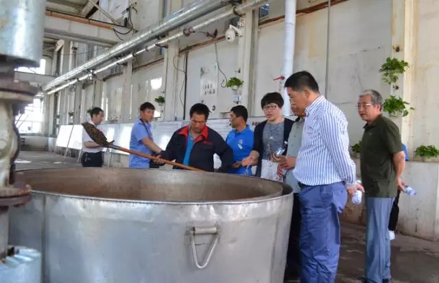 董旭明一行領(lǐng)導(dǎo)首先參觀了琢酒生產(chǎn)車間釀制工藝