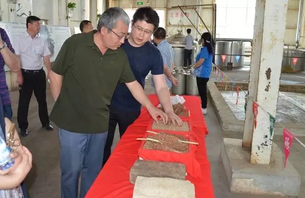 董旭明一行領(lǐng)導(dǎo)首先參觀了琢酒生產(chǎn)車間釀制工藝