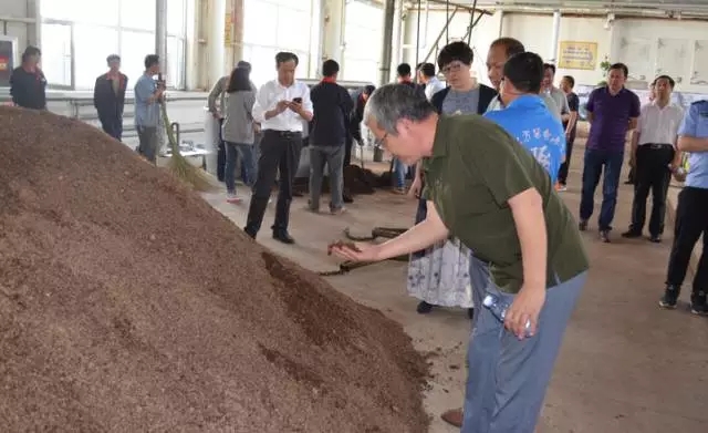 董旭明一行領(lǐng)導(dǎo)首先參觀了琢酒生產(chǎn)車間釀制工藝