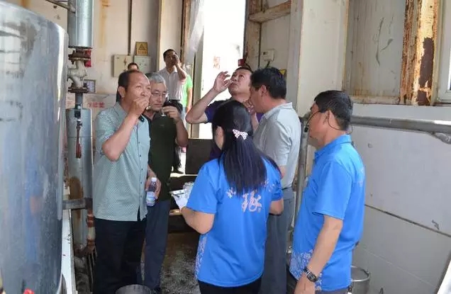 董旭明一行領(lǐng)導(dǎo)首先參觀了琢酒生產(chǎn)車間釀制工藝