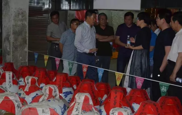 董旭明一行領(lǐng)導(dǎo)首先參觀了琢酒生產(chǎn)車間釀制工藝