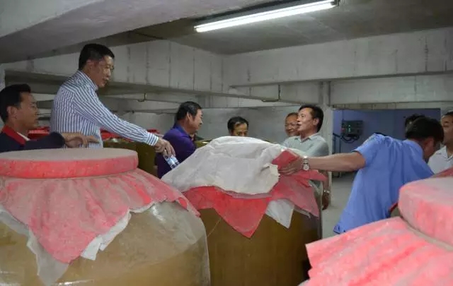 董旭明一行領(lǐng)導(dǎo)首先參觀了琢酒生產(chǎn)車間釀制工藝