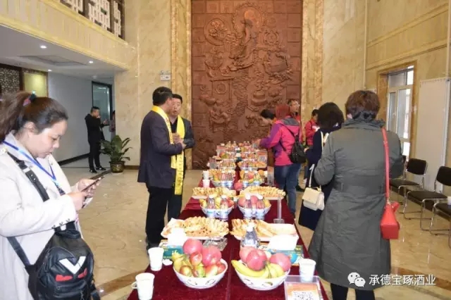 提前到場嘉賓在休息區(qū)候場