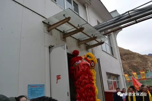 擊鼓舞獅，開門大吉