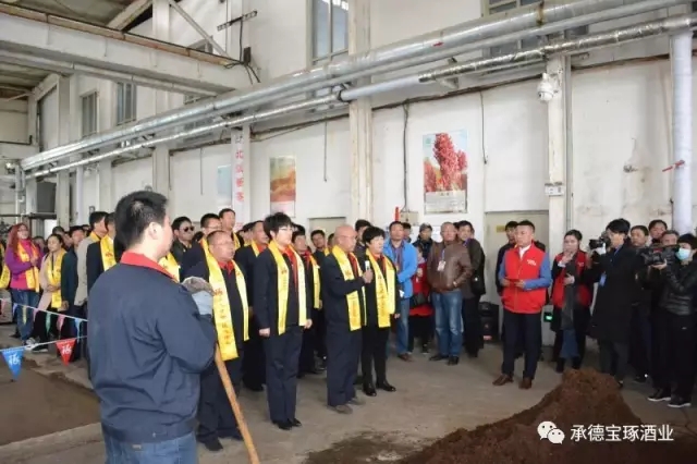 進入生產(chǎn)車間等待頭魁酒出甑