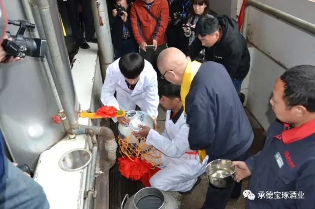 進入生產(chǎn)車間等待頭魁酒出甑