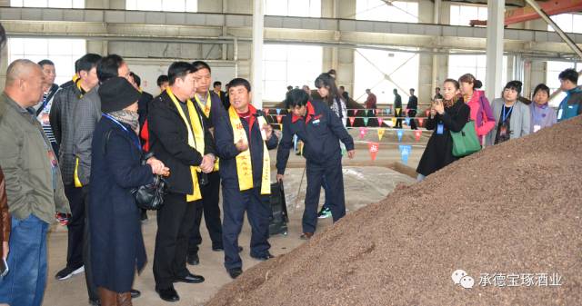生產(chǎn)副經(jīng)理楊文軍帶領(lǐng)嘉賓參觀釀酒車間，講解釀酒工藝并讓嘉賓品嘗了剛出鍋的新酒