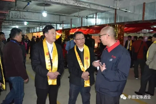 生產(chǎn)副經(jīng)理楊文軍帶領(lǐng)嘉賓參觀釀酒車間，講解釀酒工藝并讓嘉賓品嘗了剛出鍋的新酒