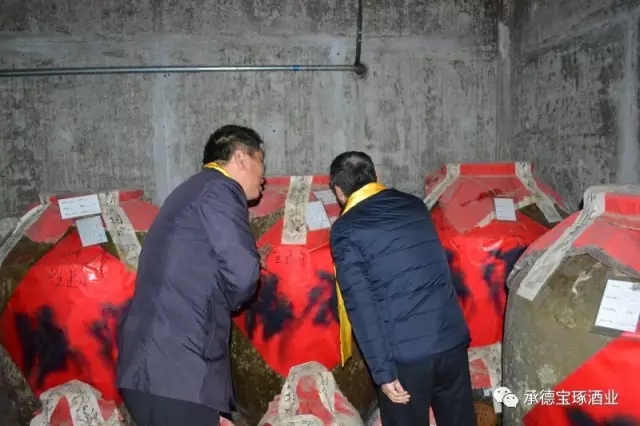 生產(chǎn)副經(jīng)理楊文軍帶領(lǐng)嘉賓參觀釀酒車間，講解釀酒工藝并讓嘉賓品嘗了剛出鍋的新酒