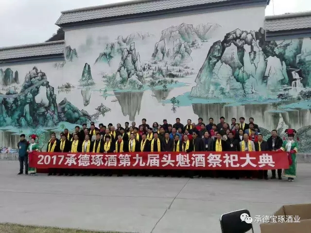 走出酒窖，全體嘉賓來到“十里畫廊”手繪壁畫前合影