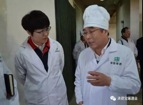 河北民族師范學(xué)院領(lǐng)導(dǎo)及專(zhuān)家導(dǎo)師來(lái)寶琢酒業(yè)參觀調(diào)研