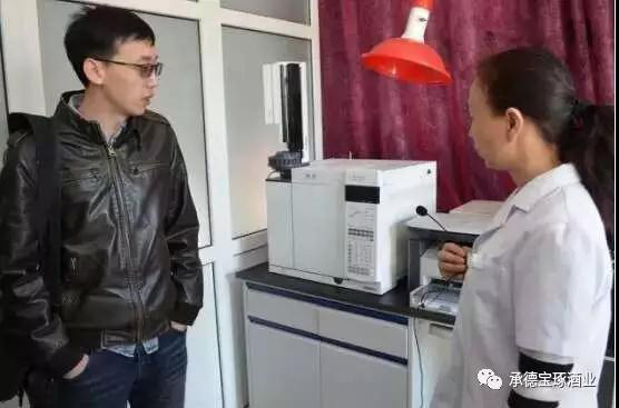 河北民族師范學(xué)院領(lǐng)導(dǎo)及專(zhuān)家導(dǎo)師來(lái)寶琢酒業(yè)參觀調(diào)研