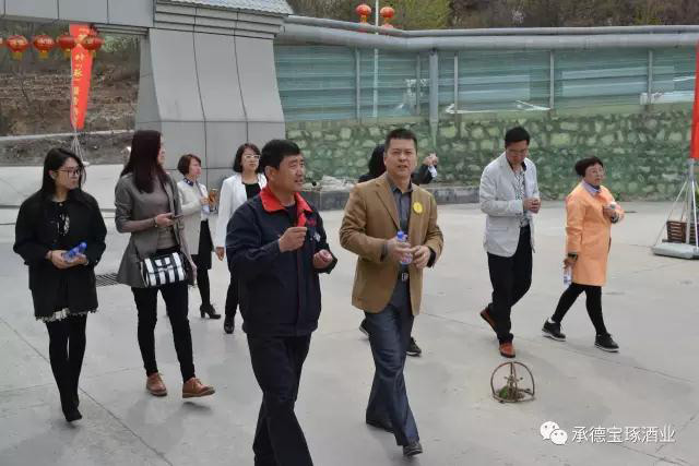 “海馬爸爸”團(tuán)隊(duì)一行到承德寶琢釀酒有限公司參觀考察