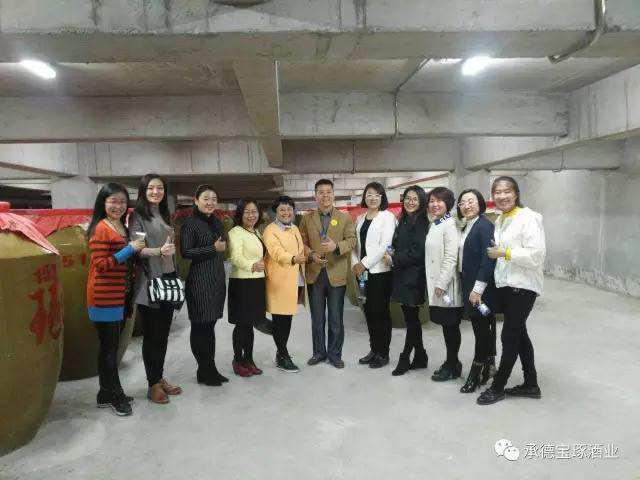“海馬爸爸”團(tuán)隊(duì)一行到承德寶琢釀酒有限公司參觀考察
