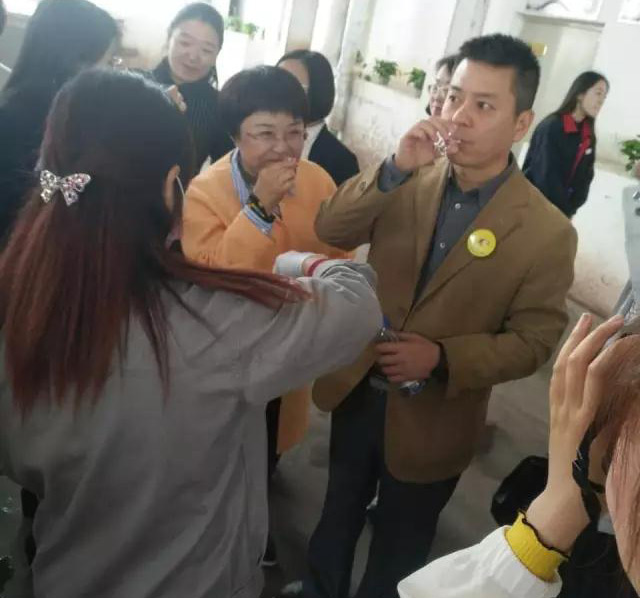 “海馬爸爸”團(tuán)隊(duì)一行到承德寶琢釀酒有限公司參觀考察