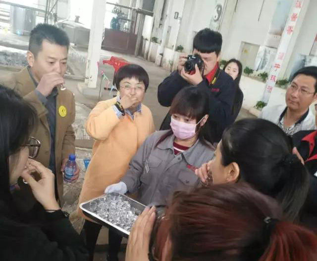 “海馬爸爸”團(tuán)隊(duì)一行到承德寶琢釀酒有限公司參觀考察