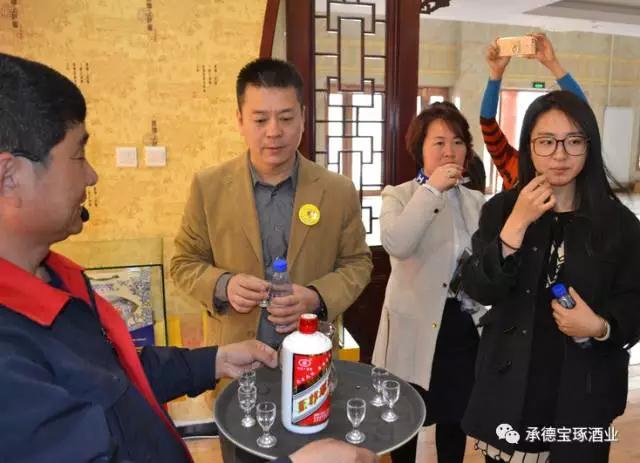 “海馬爸爸”團(tuán)隊(duì)一行到承德寶琢釀酒有限公司參觀考察