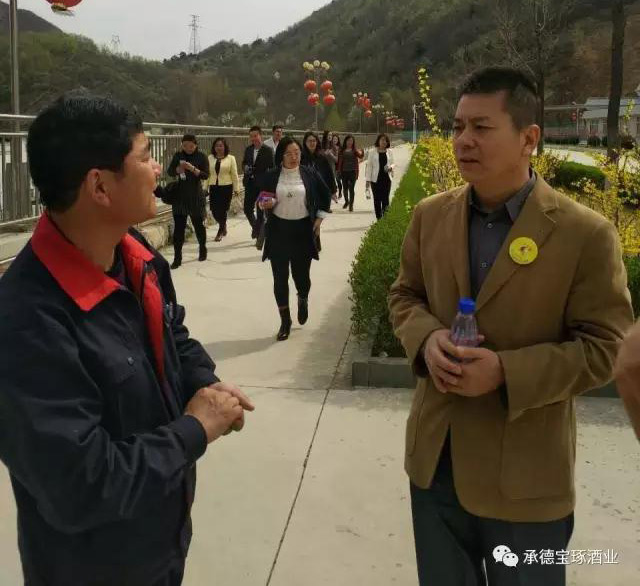 “海馬爸爸”團(tuán)隊(duì)一行到承德寶琢釀酒有限公司參觀考察