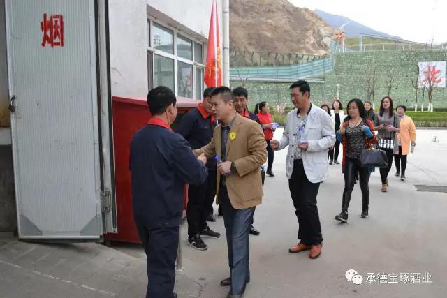 “海馬爸爸”團(tuán)隊(duì)一行到承德寶琢釀酒有限公司參觀考察