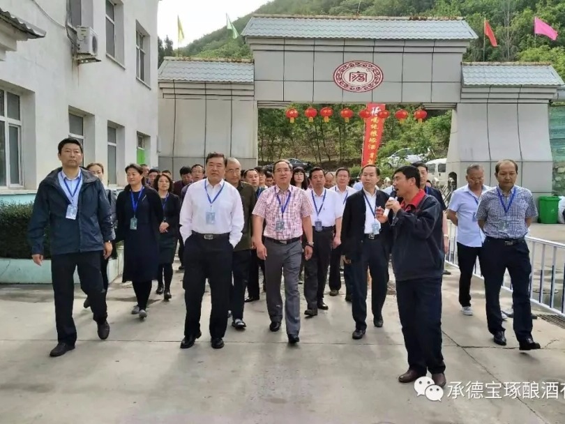 承德市工商聯(lián)主席董旭明，市工商聯(lián)黨組書記譚玉廣率隊(duì)到承德琢酒考察