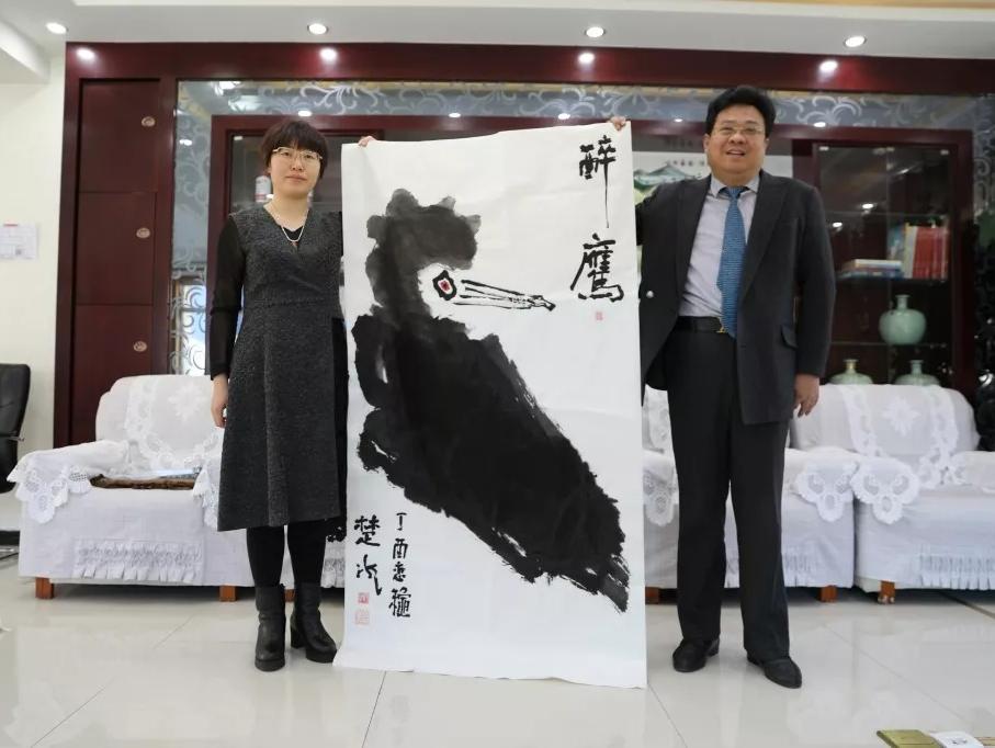 中國(guó)通俗文藝研究會(huì)會(huì)長(zhǎng)楚水一行領(lǐng)導(dǎo)來(lái)到承德琢酒參觀考察